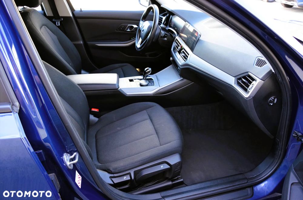 BMW Seria 3 316d mHEV - 23