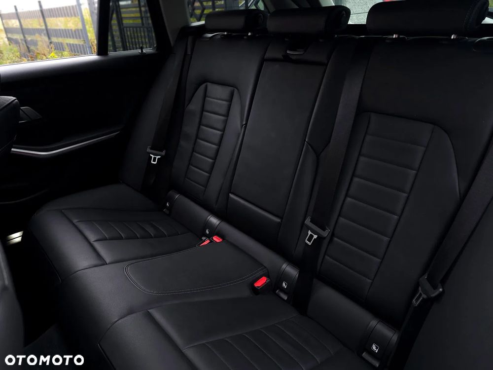 BMW Seria 3 320d xDrive Luxury Line sport - 28