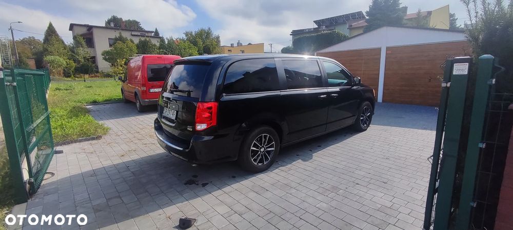 Dodge Grand Caravan - 4