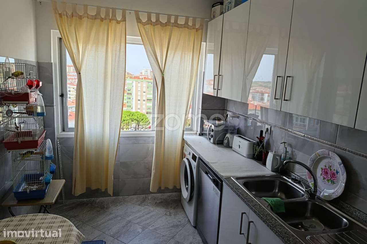 T2 no Casal de São Brás | Totalmente Renovado e com Vista Desafogada - Grande imagem: 3/15