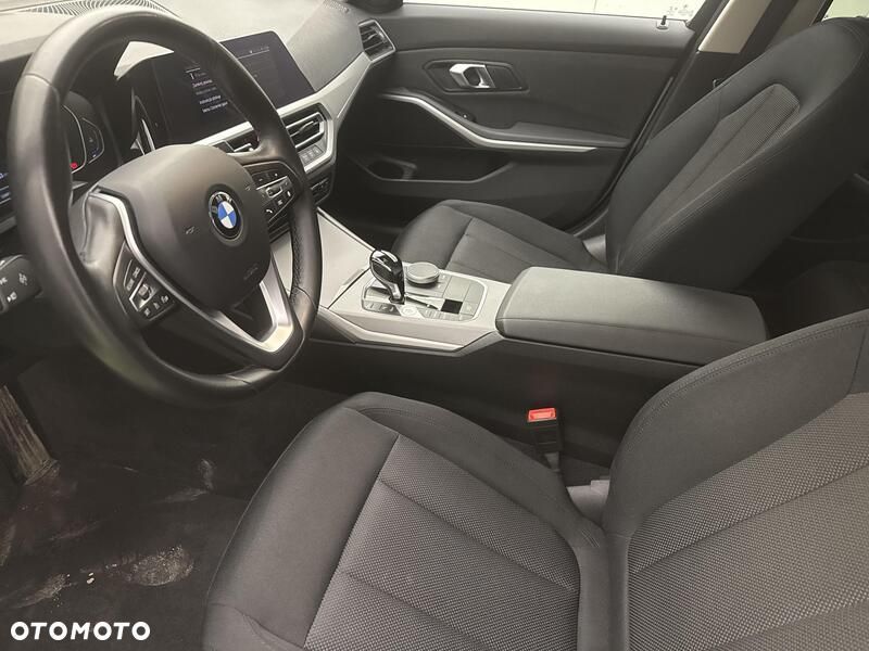 BMW Seria 3 318i - 11