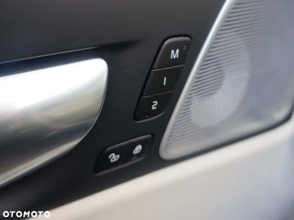 Volvo XC 60 B5 B AWD Ultra Dark - 17