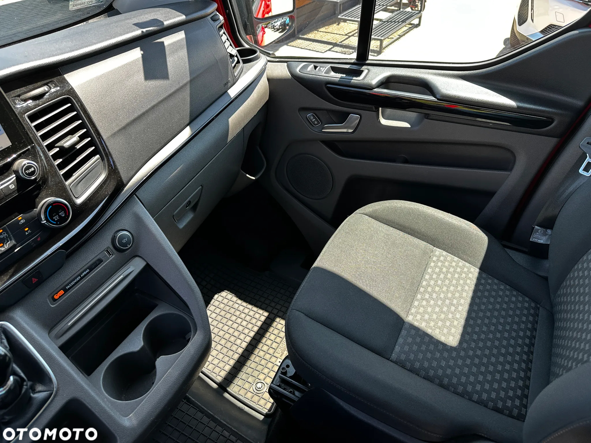 Ford Tourneo Custom - 14