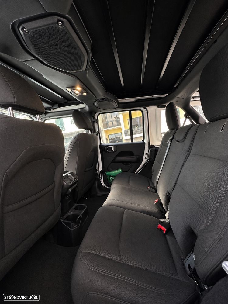 Jeep Wrangler Unlimited 3.8 Auto Sahara - 8