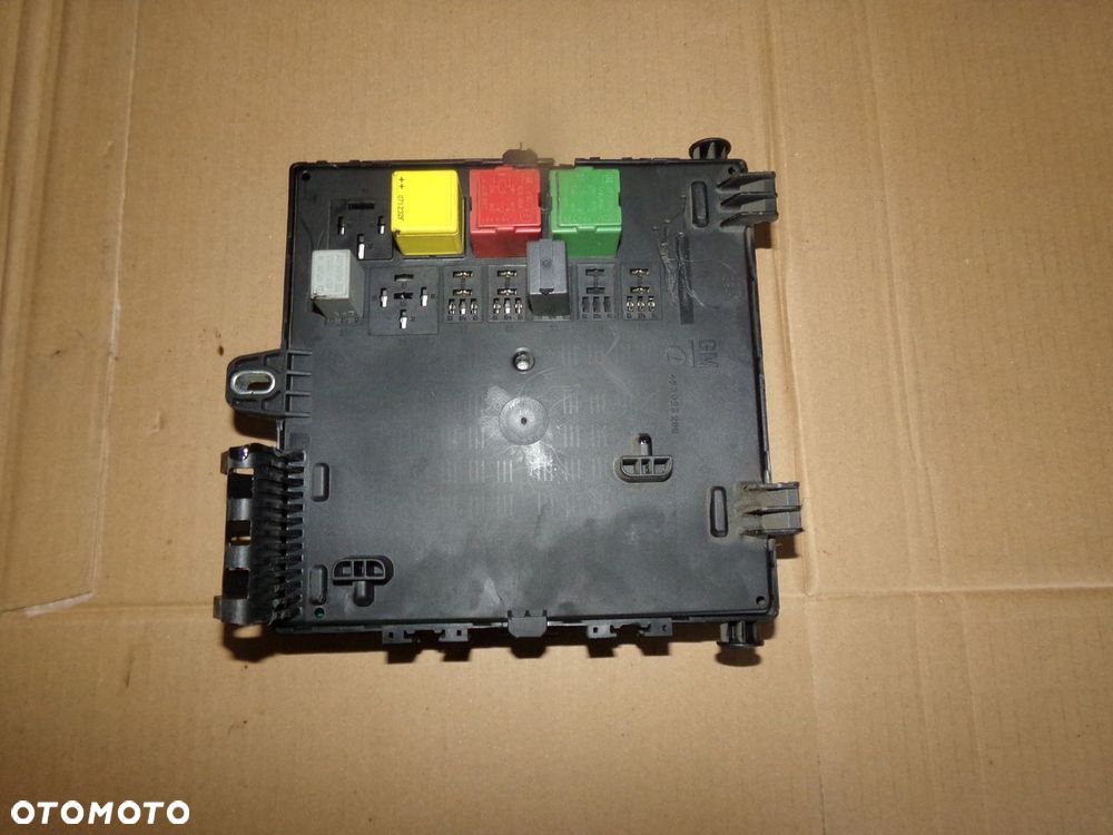 SKRZYNKA BEZPIECZNIKÓW MODUŁ BSI 13205777 VECTRA C - 2