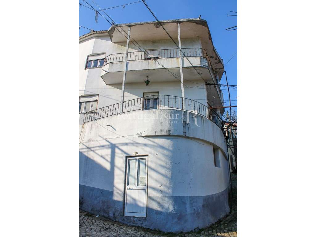 Conjunto de imóveis composto por 2 casas, quintal, adega, lojas, pa... - Grande imagem: 4/60