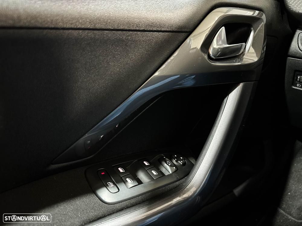 Peugeot 2008 1.2 PureTech Allure - 36