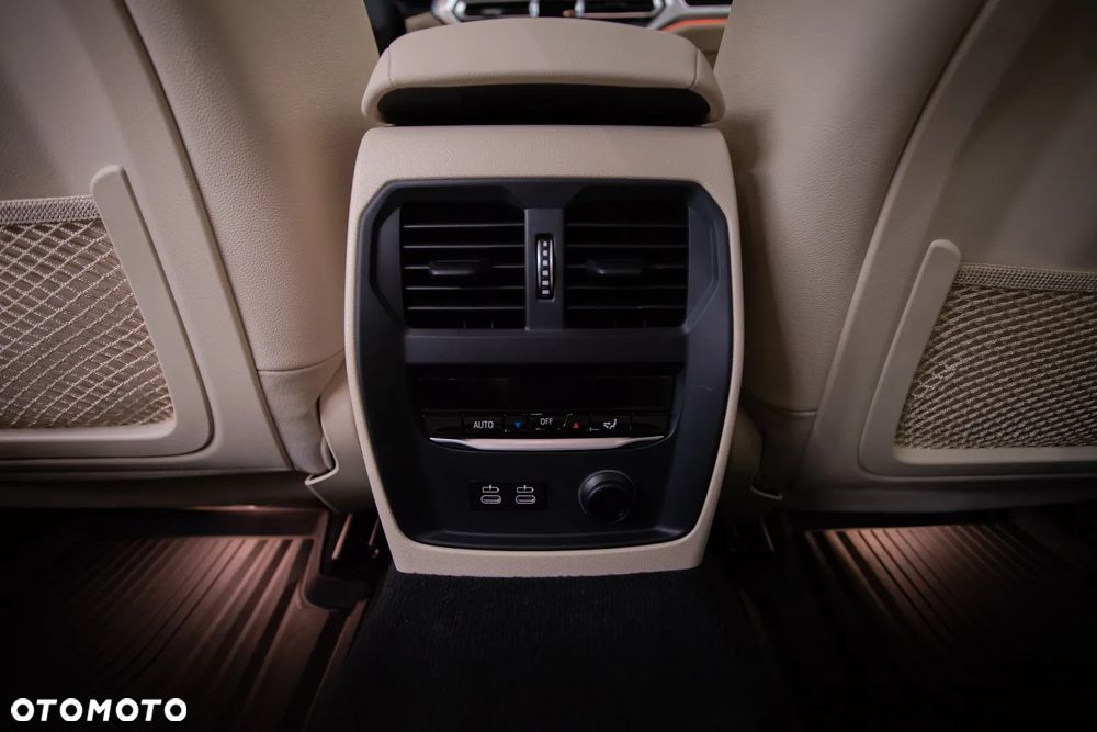 BMW Seria 3 330i xDrive - 27