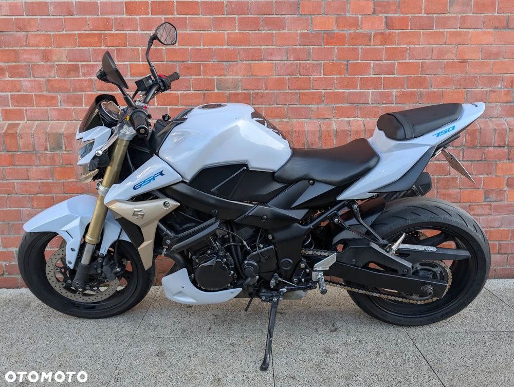 Suzuki GSR - 3