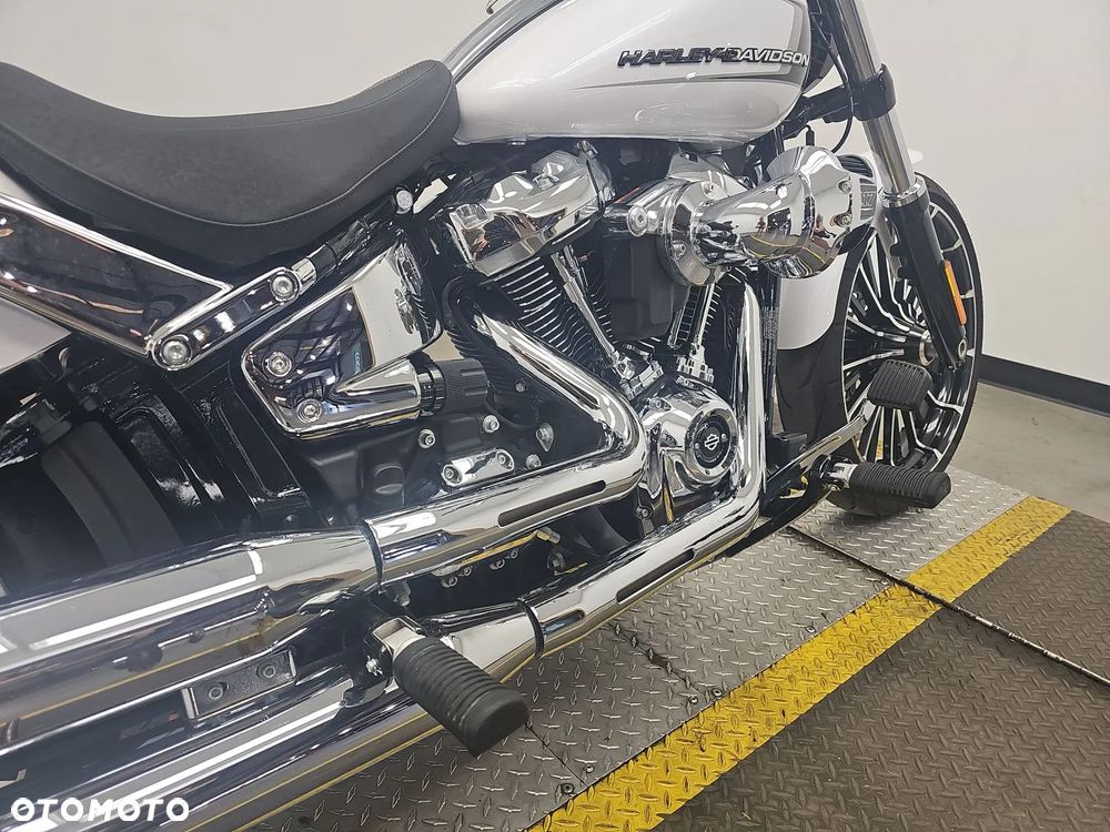 Harley-Davidson Softail Breakout - 13