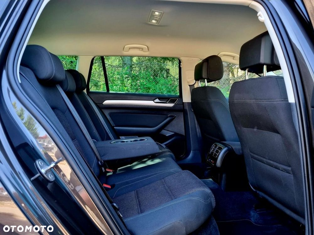 Volkswagen Passat - 12