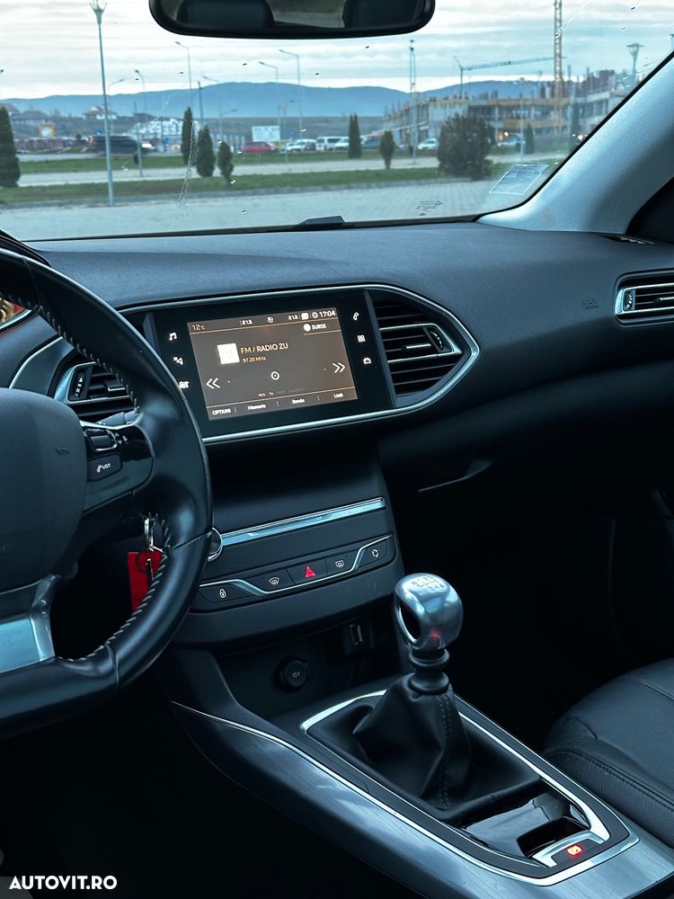 Peugeot 308 SW 1.2 L PureTech Turbo Allure - 14