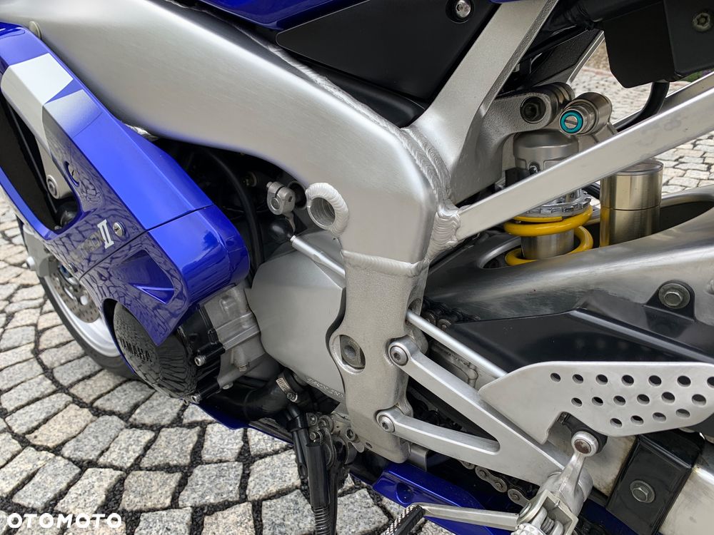 Yamaha R1 - 8
