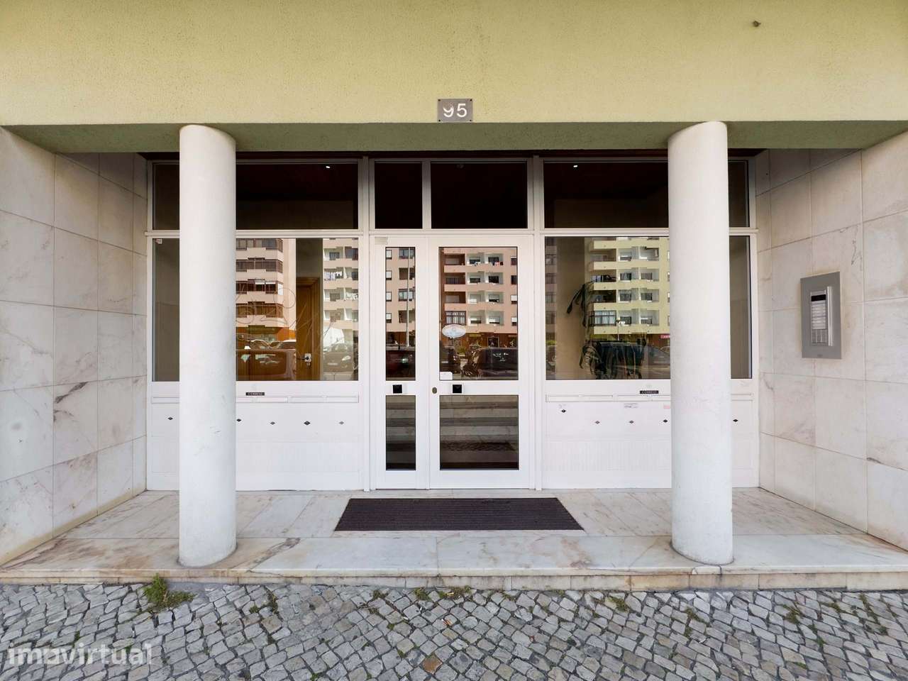 Apartamento T3 Duplex c/ Varandas e Terraço no Cacém, Sintra - Grande imagem: 4/60