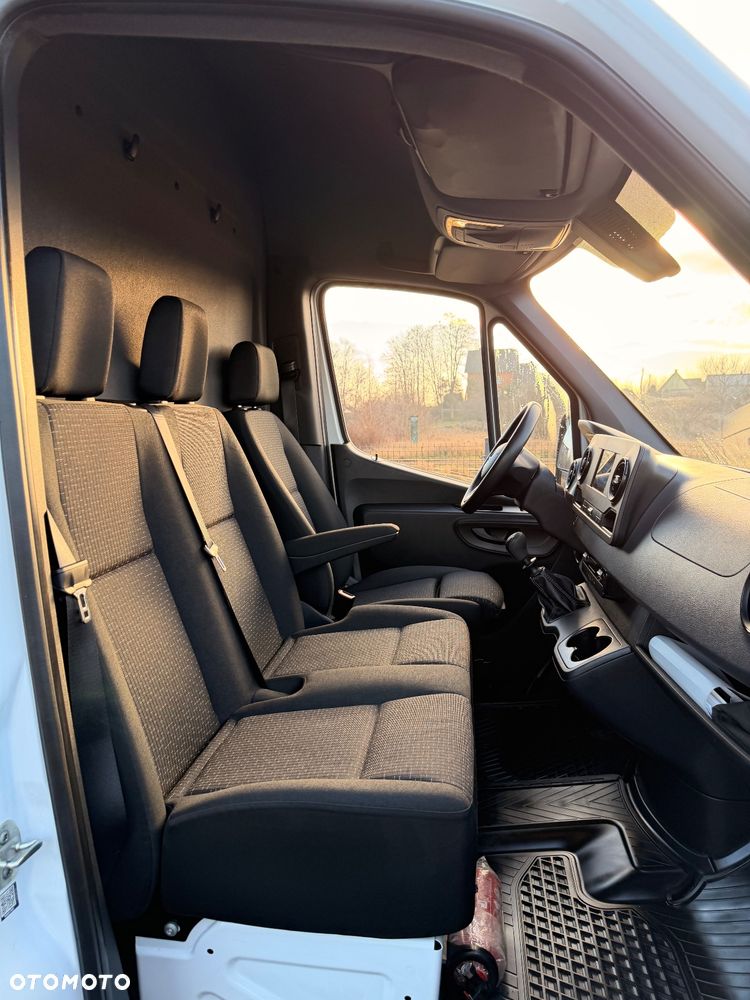 Mercedes-Benz Sprinter - 24
