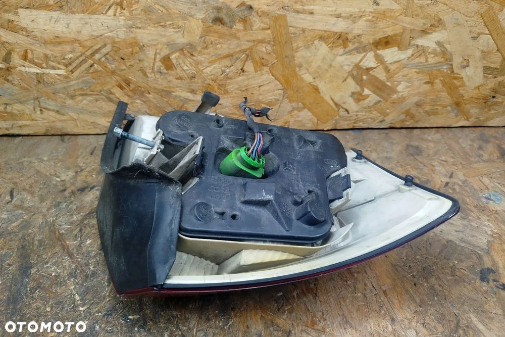lampa tył tylna prawa kompletne do Audi A4 B6 00- SEDAN - 2