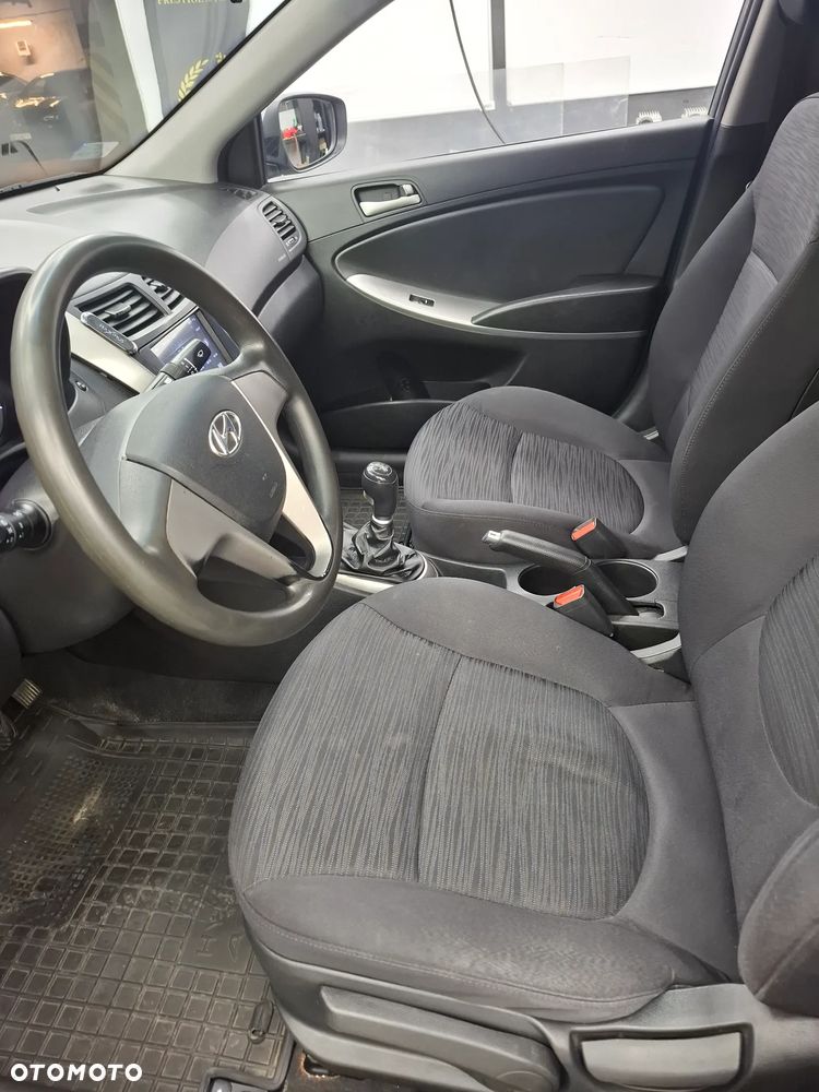 Hyundai Accent - 11
