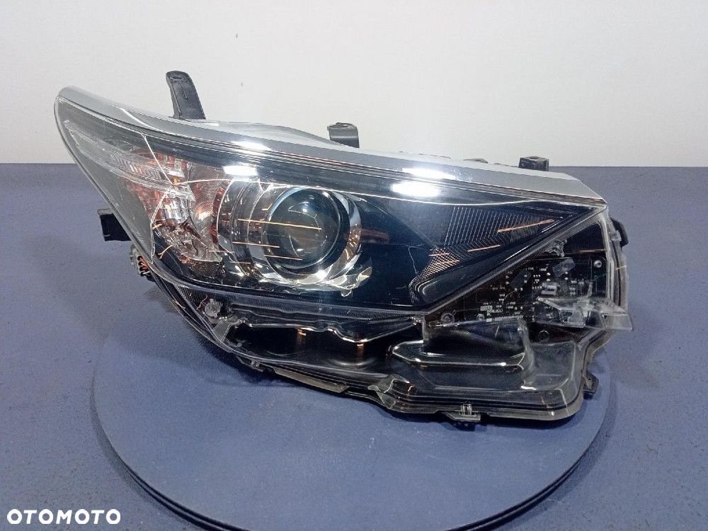 TOYOTA AURIS II LIFT 15-18 HYBRID REFLEKTOR LEWY LAMPA PRZÓD 81110-02K30 - 1
