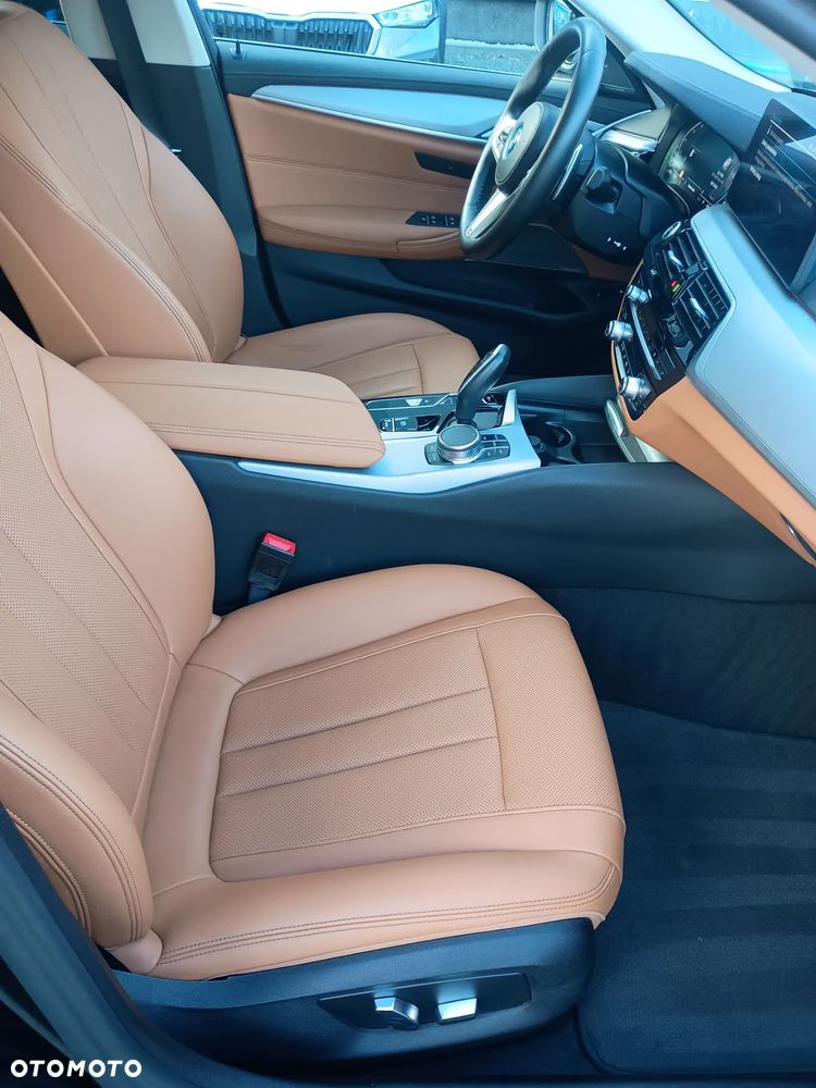 BMW Seria 5 530e Business Edition sport - 28