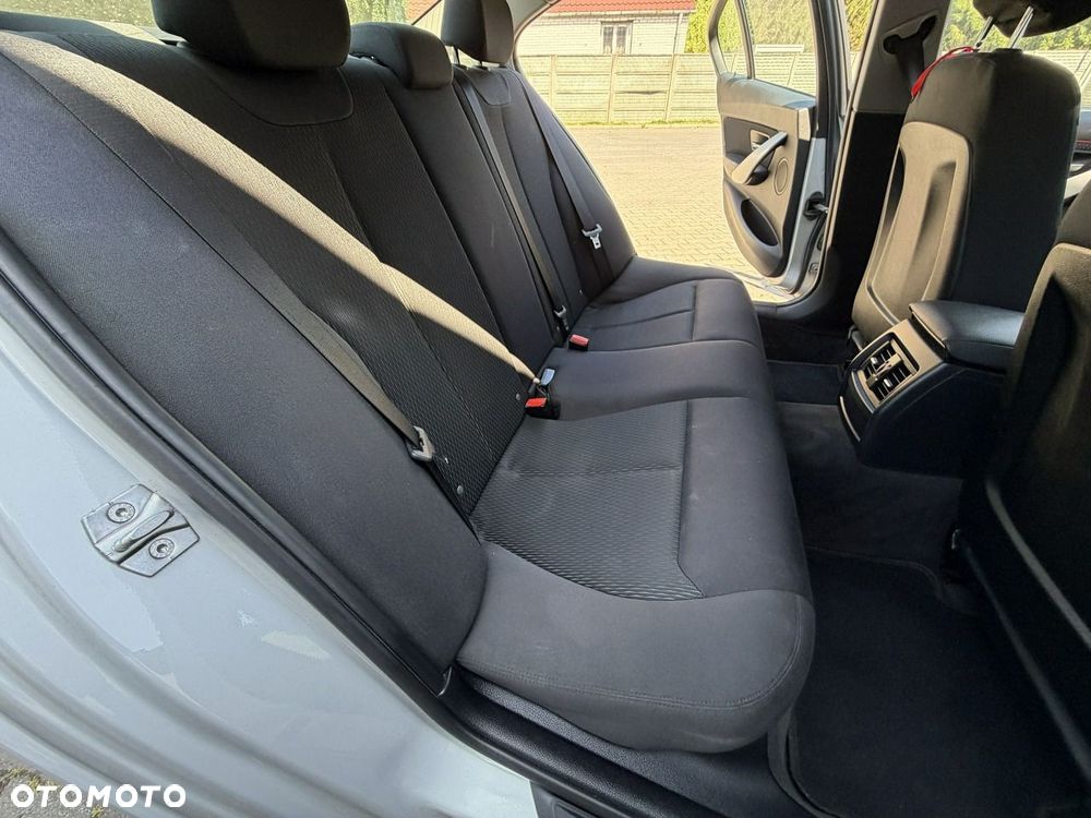 BMW Seria 3 320i Sport Line - 24