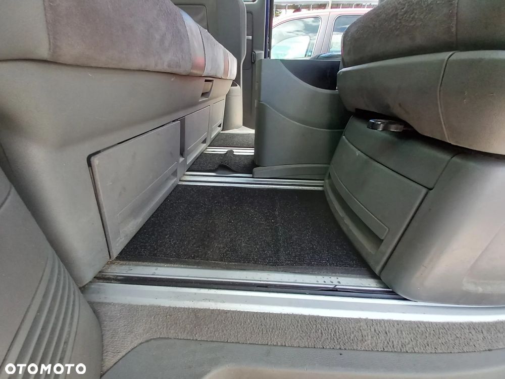 VW TRANSPORTER T5 MULTIVAN KOMPLETNA PRZEKŁADKA FOTELI DYWANÓW PODSUFITKI BOCZKI SŁUPKI NA MULTIVAN KOMPLET Z STOLIKIEM I ROLETĄ SKÓRA ALCANTARA - 16