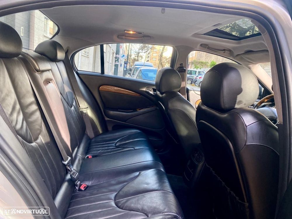 Jaguar S-Type 3.0 V6 Executive Auto. - 35