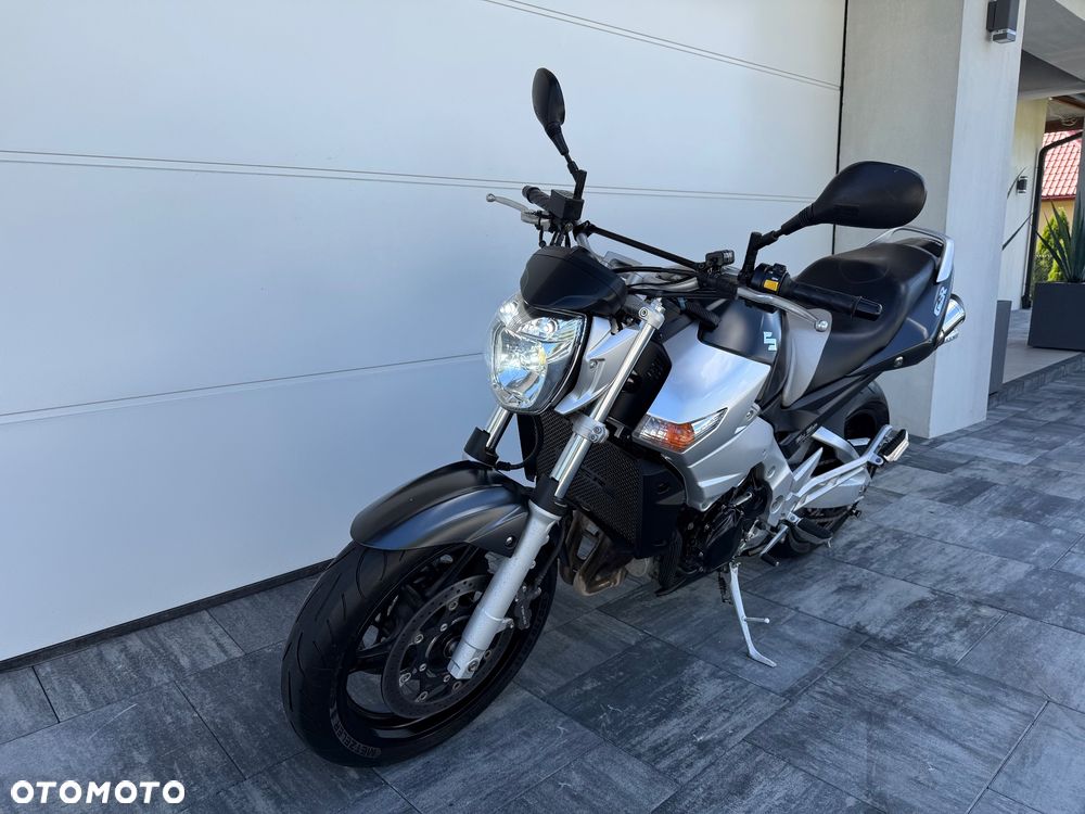 Suzuki GSR - 13