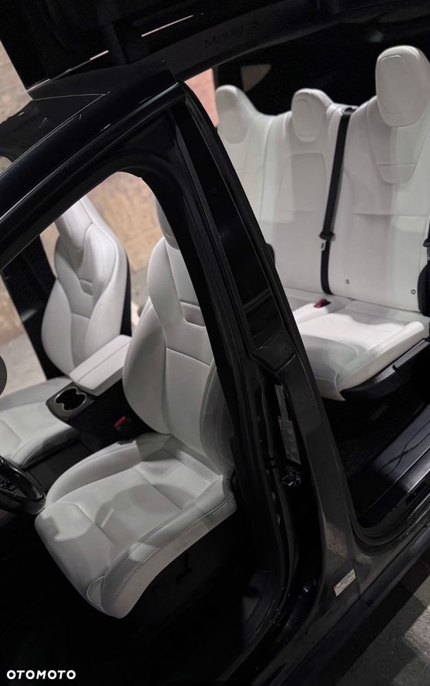 Tesla Model X - 20