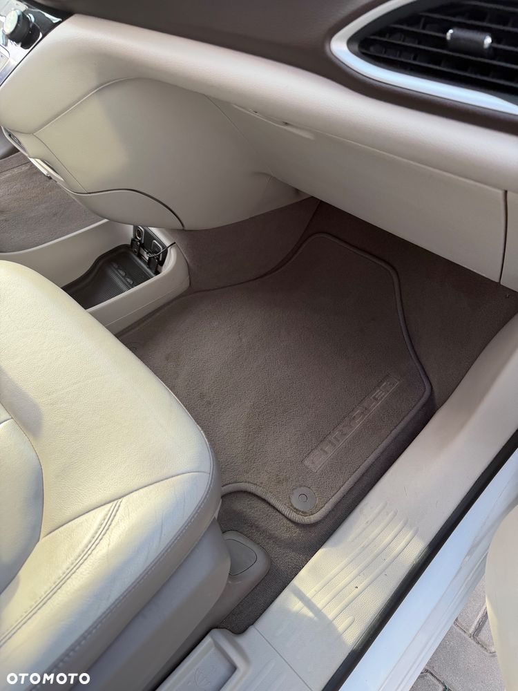 Chrysler Pacifica - 17
