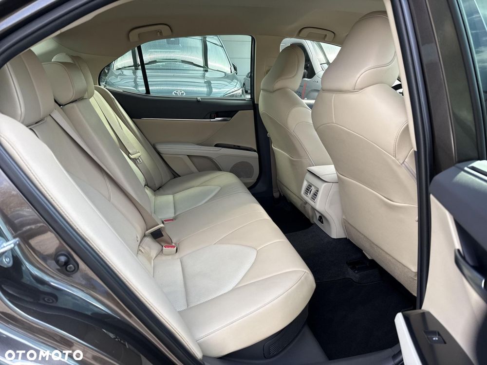 Toyota Camry 2.5 Hybrid Executive CVT - 10