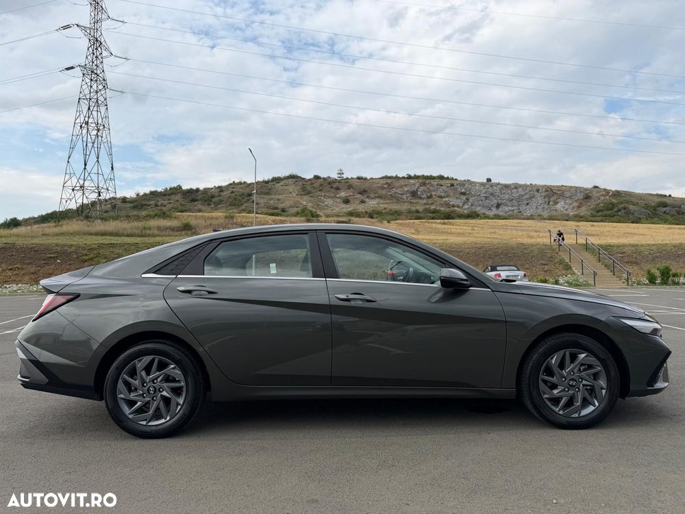 Hyundai Elantra 1.6 l 123 CP CVT Highway - 14
