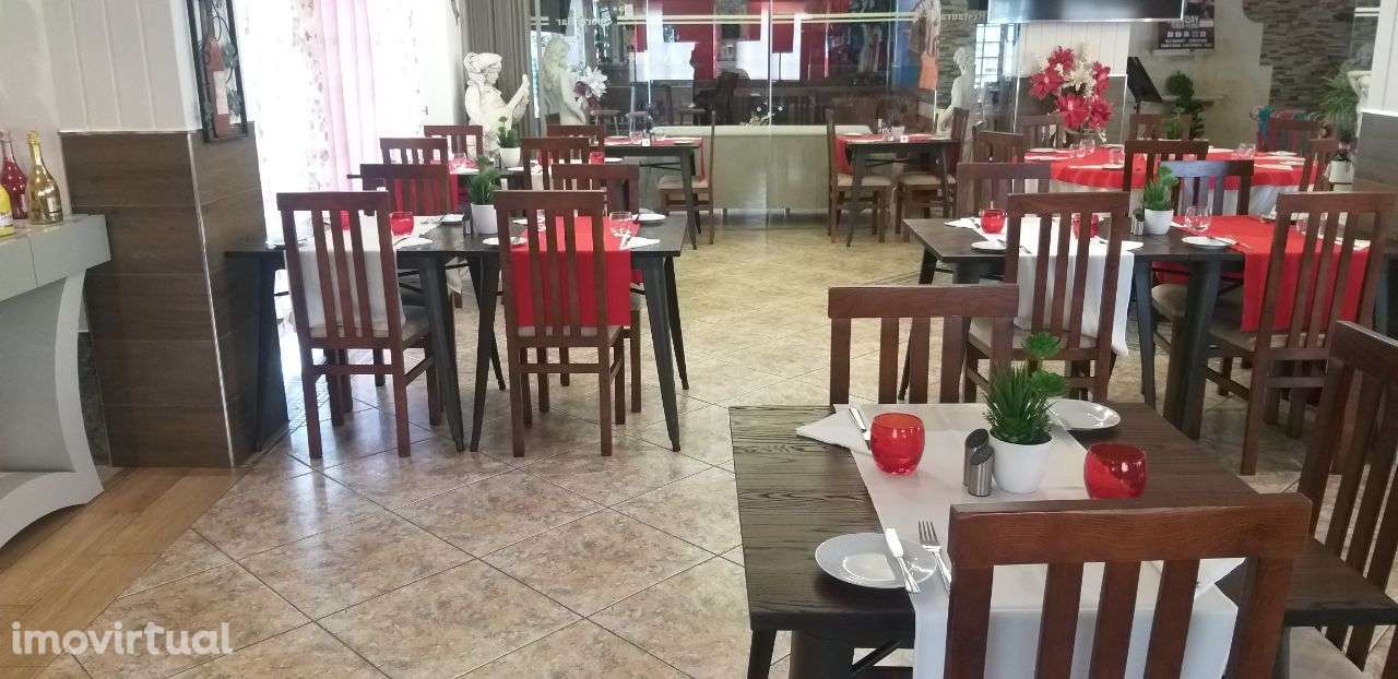 Restaurante-Bar em pleno funcionamento na zona da Galé - Grande imagem: 3/22