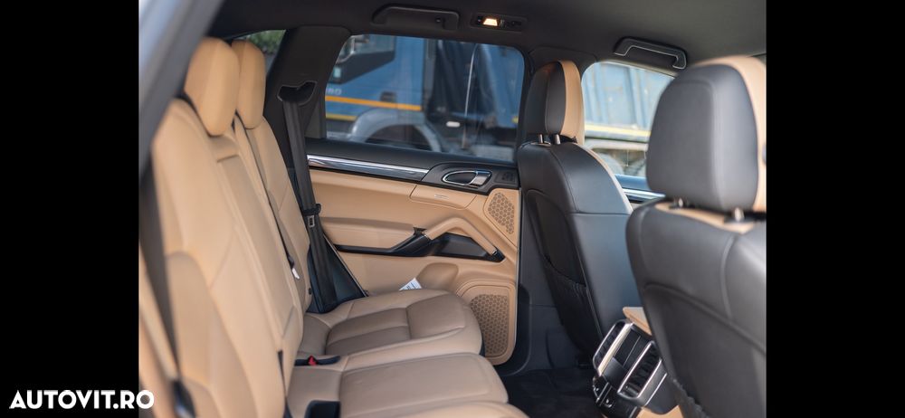 Porsche Cayenne 3.0 L - 6