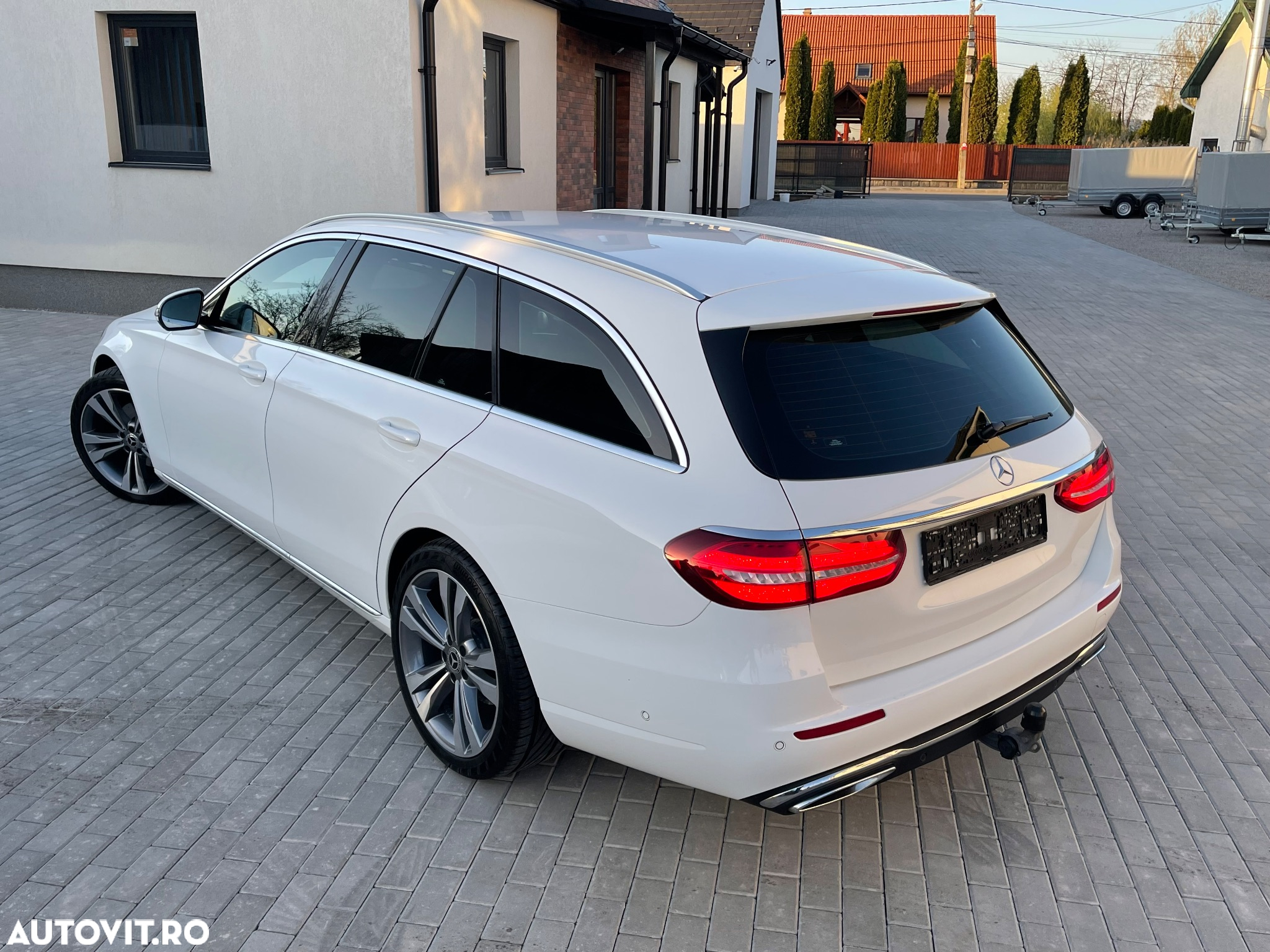 Mercedes-Benz E 220 d 4Matic T 9G-TRONIC Avantgarde - 14