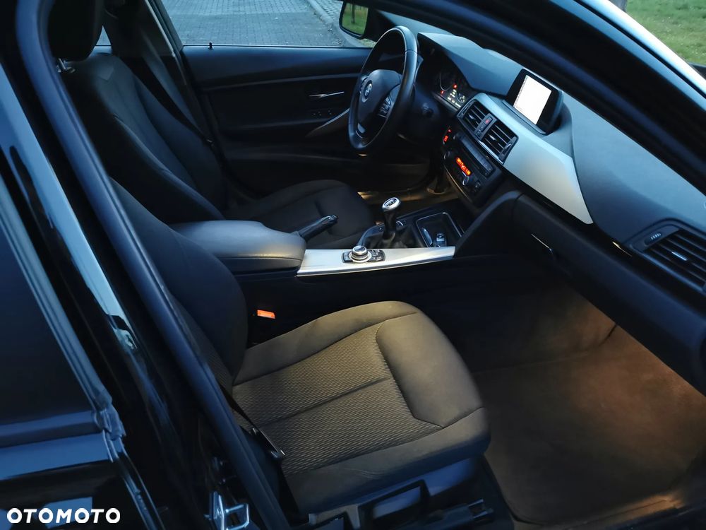 BMW Seria 3 320d Touring xDrive - 21