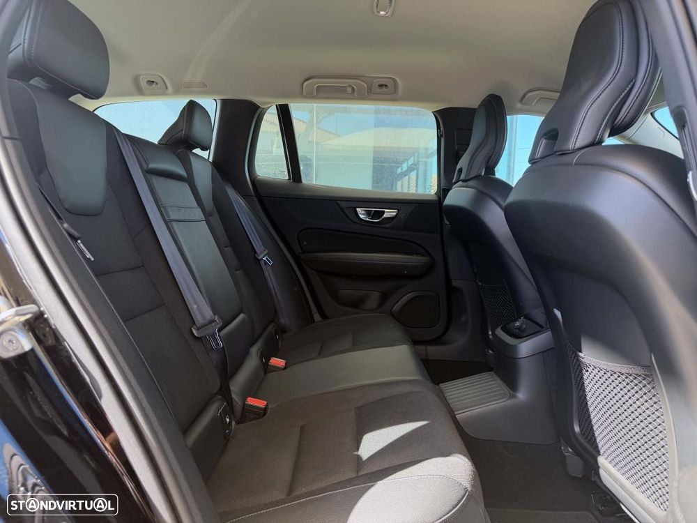 Volvo V60 2.0 T8 AWD TE Momentum Plus - 25