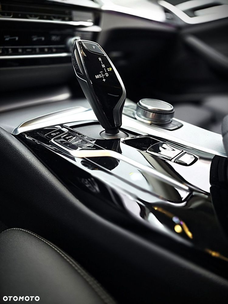 BMW Seria 5 520d xDrive mHEV - 16