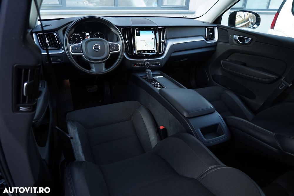 Volvo XC 60 B4 MHEV AT8 AWD Momentum Pro - 22