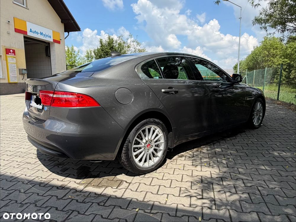 Jaguar XE 2.0 D Portfolio - 16