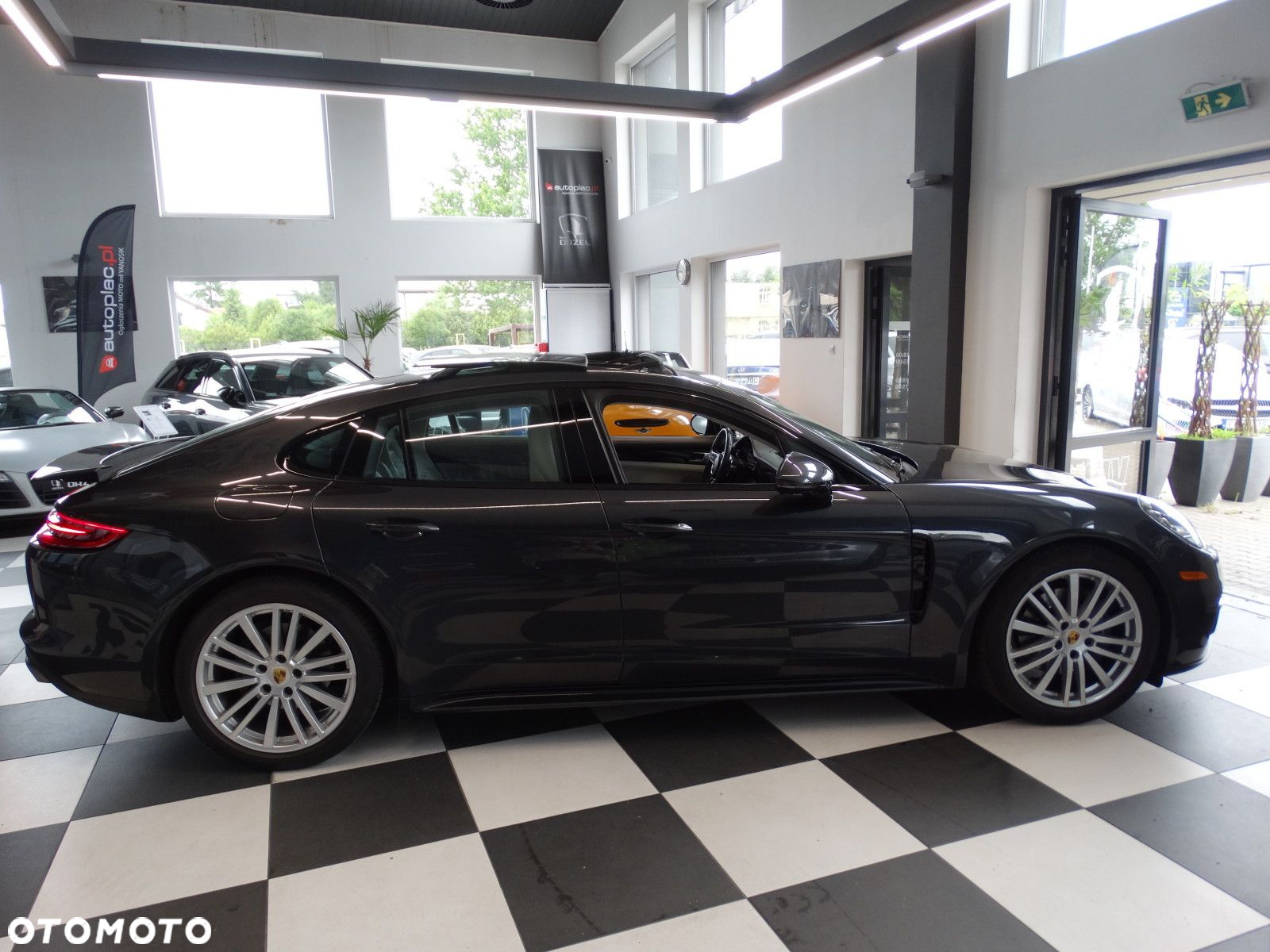 Porsche Panamera - 4