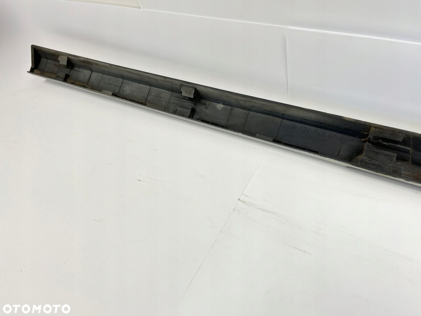 LISTWA DOLNA KLAPY POKRYWY BAGAŻNIKA MERCEDES W124 KOMBI 1247430393 85-89R - 12