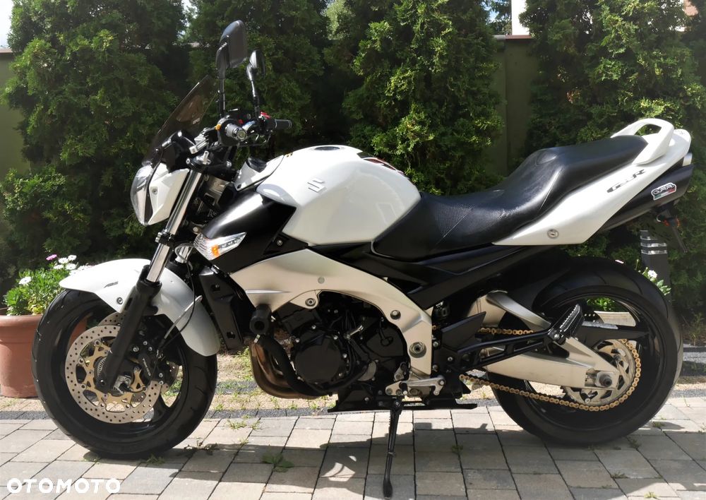 Suzuki GSR - 8