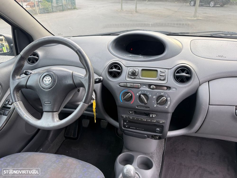 Toyota Yaris 1.0 Base C/Radio - 10