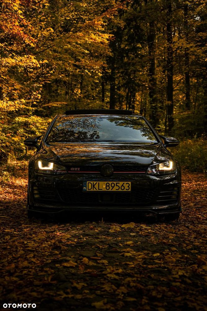 Volkswagen Golf - 1