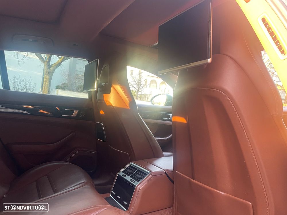 Porsche Panamera Sport Turismo 4 E-Hybrid 10 Years Edition - 27