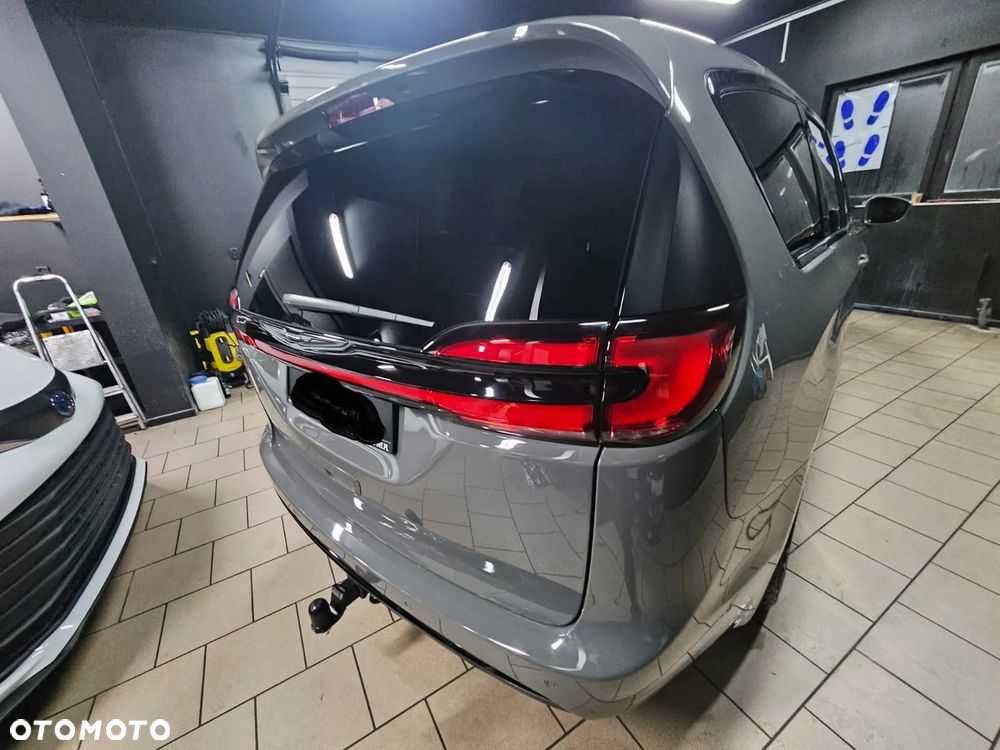 Chrysler Pacifica - 11