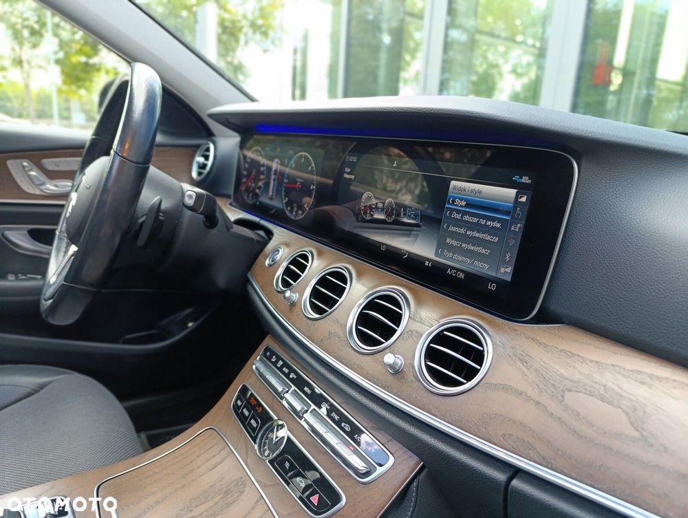 Mercedes-Benz Klasa E 220 d 4-Matic 9G-TRONIC - 32