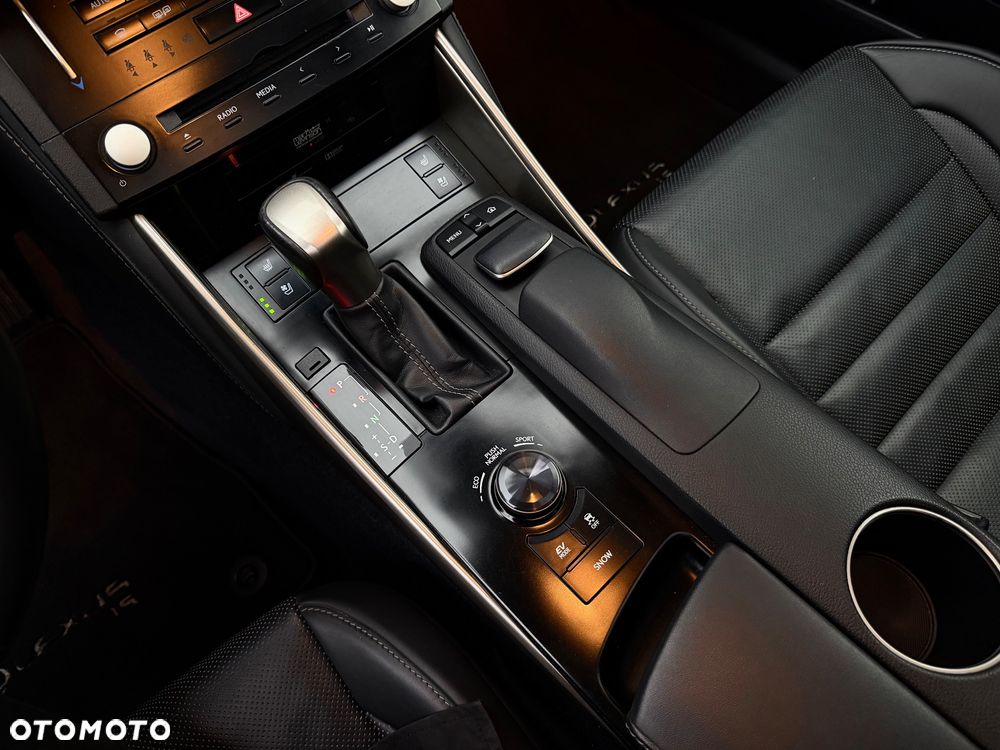 Lexus IS 300h Prestige - 14