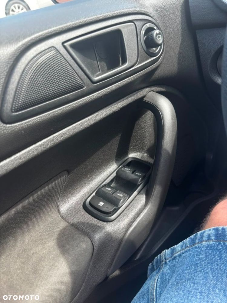 Ford Fiesta - 25