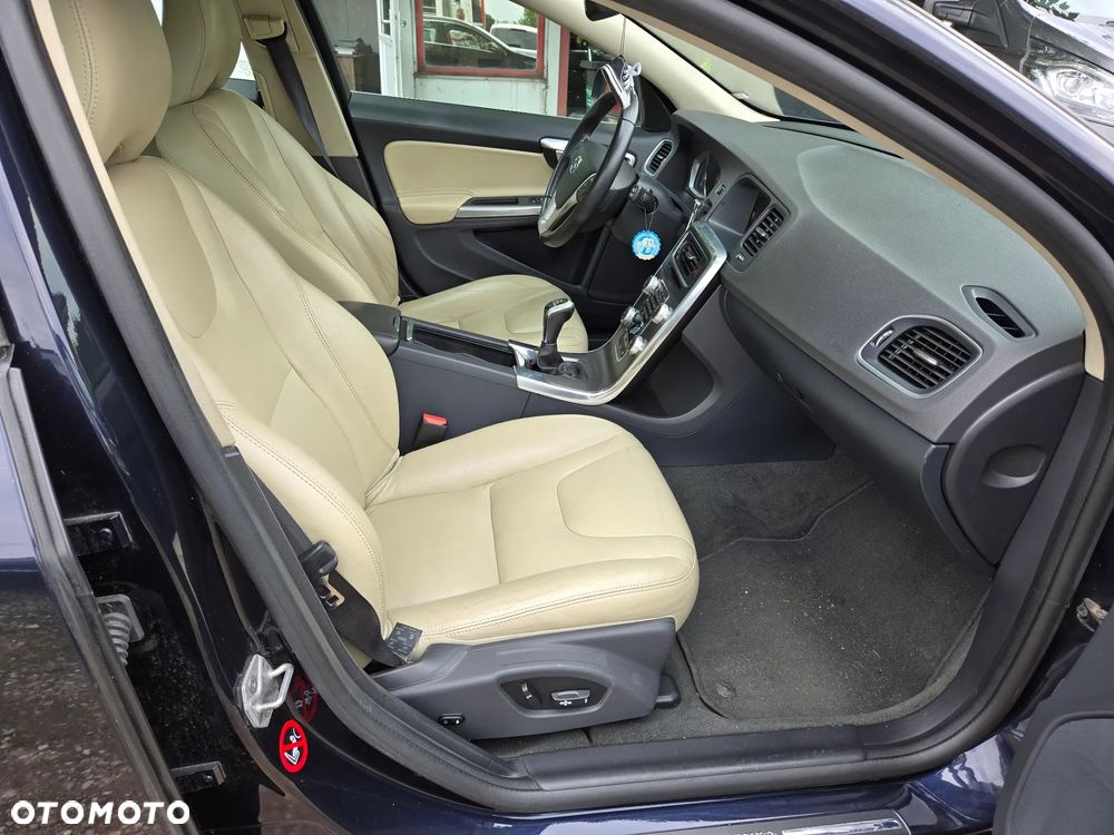 Volvo V60 D2 Momentum - 13